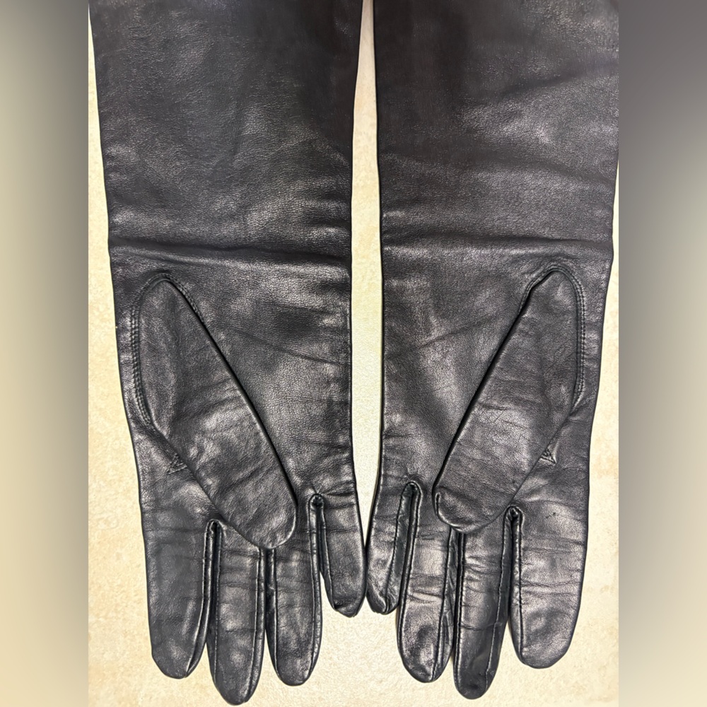 Elegant Black Leather Gloves - Picture 3 of 4
